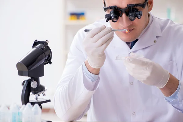 Concepto de síntesis de fármacos con químico trabajando en laboratorio de investigación —  Fotos de Stock