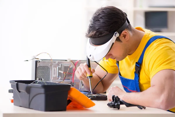 Especialista en reparación de discos duros y recuperación de datos trabajando en laboratorio — Foto de Stock