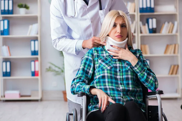 Mujer discapacitada en silla de ruedas visitando al médico hombre —  Fotos de Stock