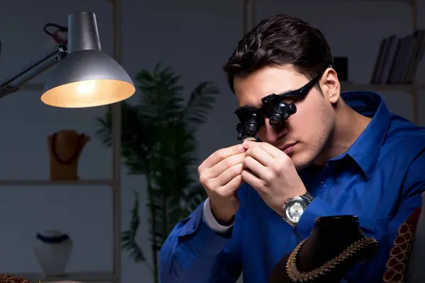 Juwelier arbeitet spät in der Nacht in seiner Werkstatt — Stockfoto