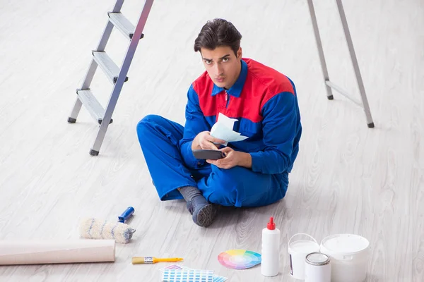 Joven pintor tratando de combinar colores para el trabajo de pintura — Foto de Stock