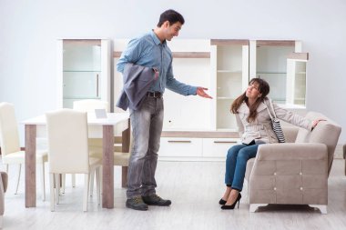 Mağazadaki evli çift mobilya seçiyor.