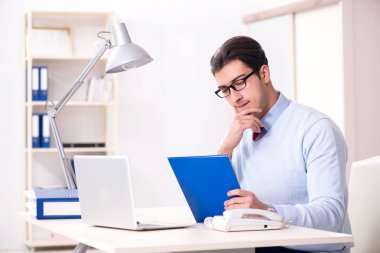 Masada çalışan yakışıklı bir işadamı.