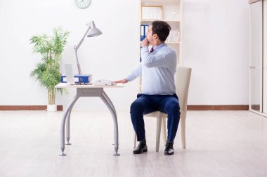 Çalışanlar ofiste esneme egzersizleri yapıyor.