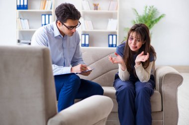 Kocası tarafından dövülen psikolog bir kadın.
