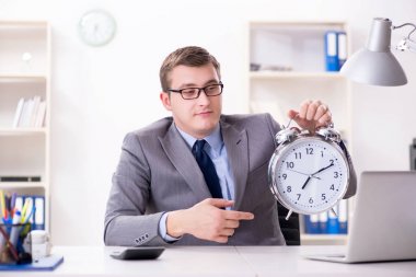 Acil ve son teslim tarihi konseptinde alarm veren bir işadamı. 