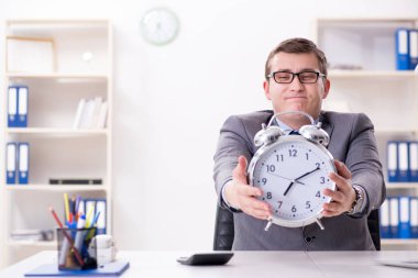 Acil ve son teslim tarihi konseptinde alarm veren bir işadamı. 