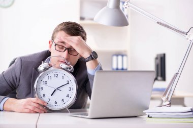 Acil ve son teslim tarihi konseptinde alarm veren bir işadamı. 