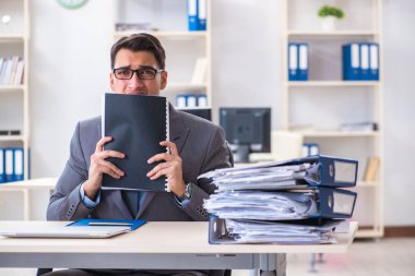 Fazla mesai, evrak işi yükü altında.