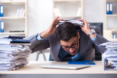 Fazla mesai, evrak işi yükü altında.