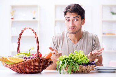 Sağlıklı beslenme ve beslenme konsepti olan genç bir adam