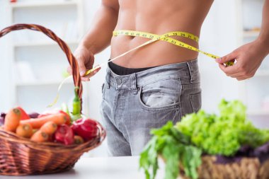 Sağlıklı beslenme ve beslenme konsepti olan genç bir adam