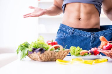 Sağlıklı beslenme ve beslenme konsepti olan genç bir adam