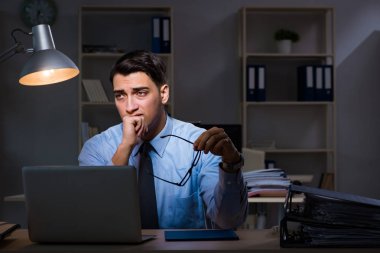 Çalışanların gece geç saatlere kadar çalışması önemli bir haberdir.