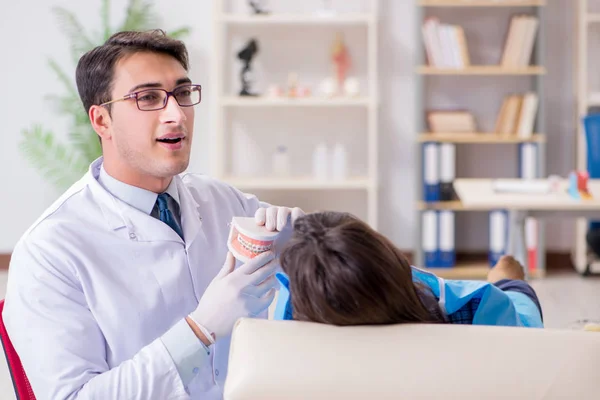 Dentiste visiteur patient pour un contrôle et un remplissage réguliers — Photo