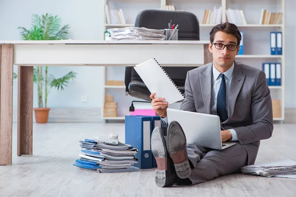 Affärsman som arbetar och sitter på golvet på kontoret — Stockfoto
