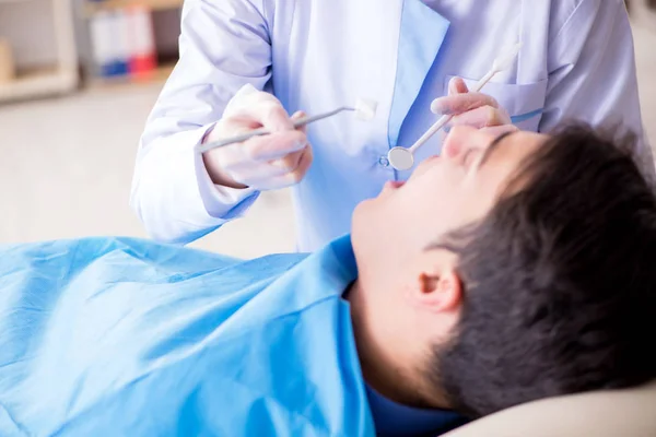 Patiënt bezoeken tandarts voor regelmatige check-up en vullen — Stockfoto