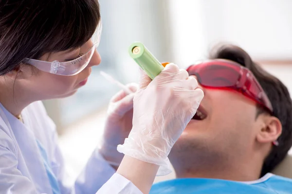 Düzenli kontrol ve dolum için dişçiye giden hasta — Stok fotoğraf