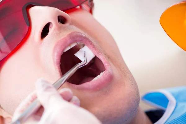Patiënt bezoeken tandarts voor regelmatige check-up en vullen — Stockfoto