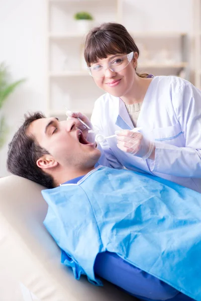 Пацієнт, який відвідує стоматолога для регулярного огляду та заповнення — стокове фото
