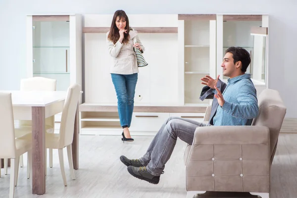 Mağazadaki evli çift mobilya seçiyor.