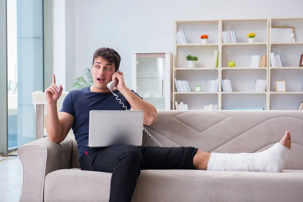 Hombre con la pierna rota recuperándose en casa — Foto de Stock