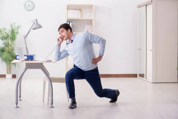 Dipendente che fa esercizi di stretching in ufficio — Foto Stock