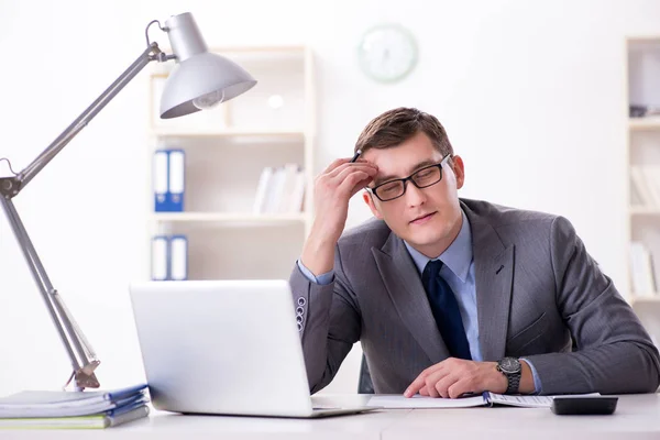 Jeune homme d'affaires beau employé travaillant au bureau au bureau — Photo