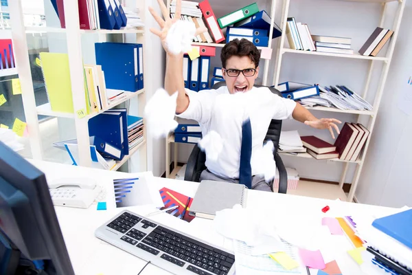 Uomo d'affari arrabbiato e spaventoso in ufficio — Foto Stock
