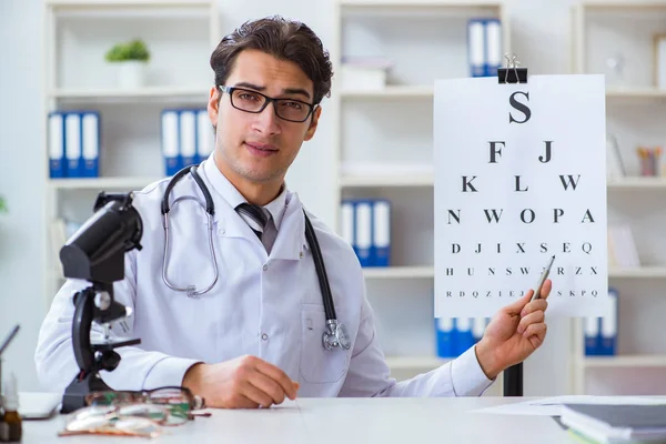 Lekarz okulista w koncepcji medycznej — Zdjęcie stockowe