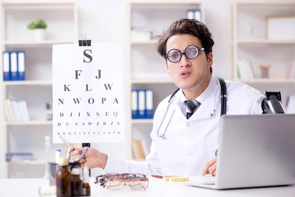 Curioso oftalmólogo en concepto médico humorístico —  Fotos de Stock