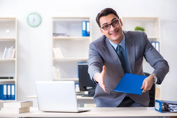 Jovem e bonito empresário empregado trabalhando no escritório na mesa — Fotografia de Stock