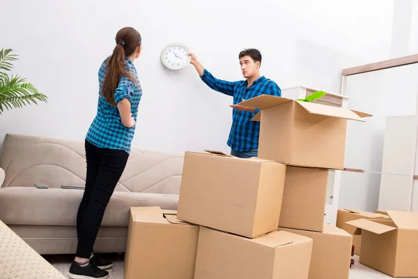 Jovem família se mudando para novo apartamento casa — Fotografia de Stock