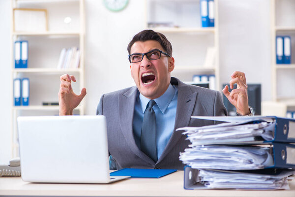 Перегружен работой работника под бумажной нагрузкой