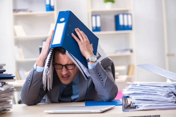 Überlastet mit Arbeitskräften unter Papierkram — Stockfoto