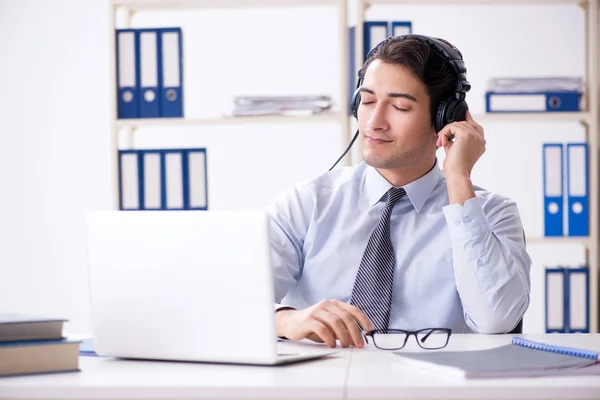 Assistente de vendas ouvindo música durante a pausa para almoço — Fotografia de Stock