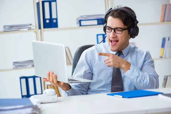 Operador del centro de llamadas hablando con el cliente en vivo — Foto de Stock