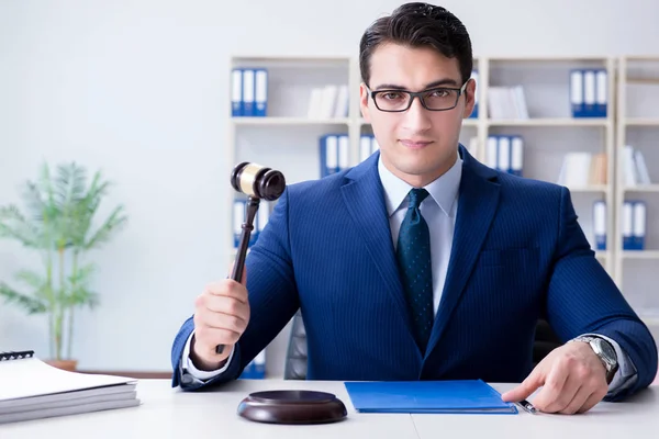 Jeune avocat juge assis dans le bureau — Photo