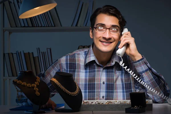 Joven joyero trabajando de noche en su taller — Foto de Stock