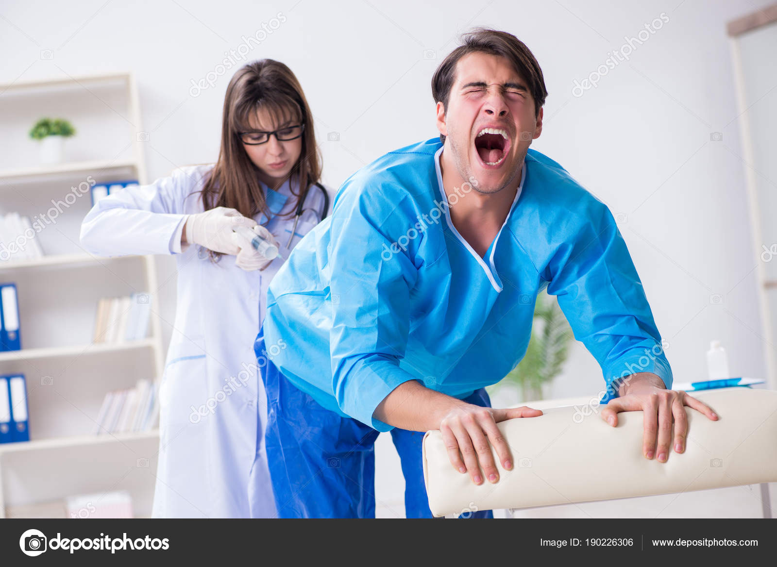 尻注射 面白いです男取得準備のためにお尻注射 — ストック写真 © Elnur_ #190226306