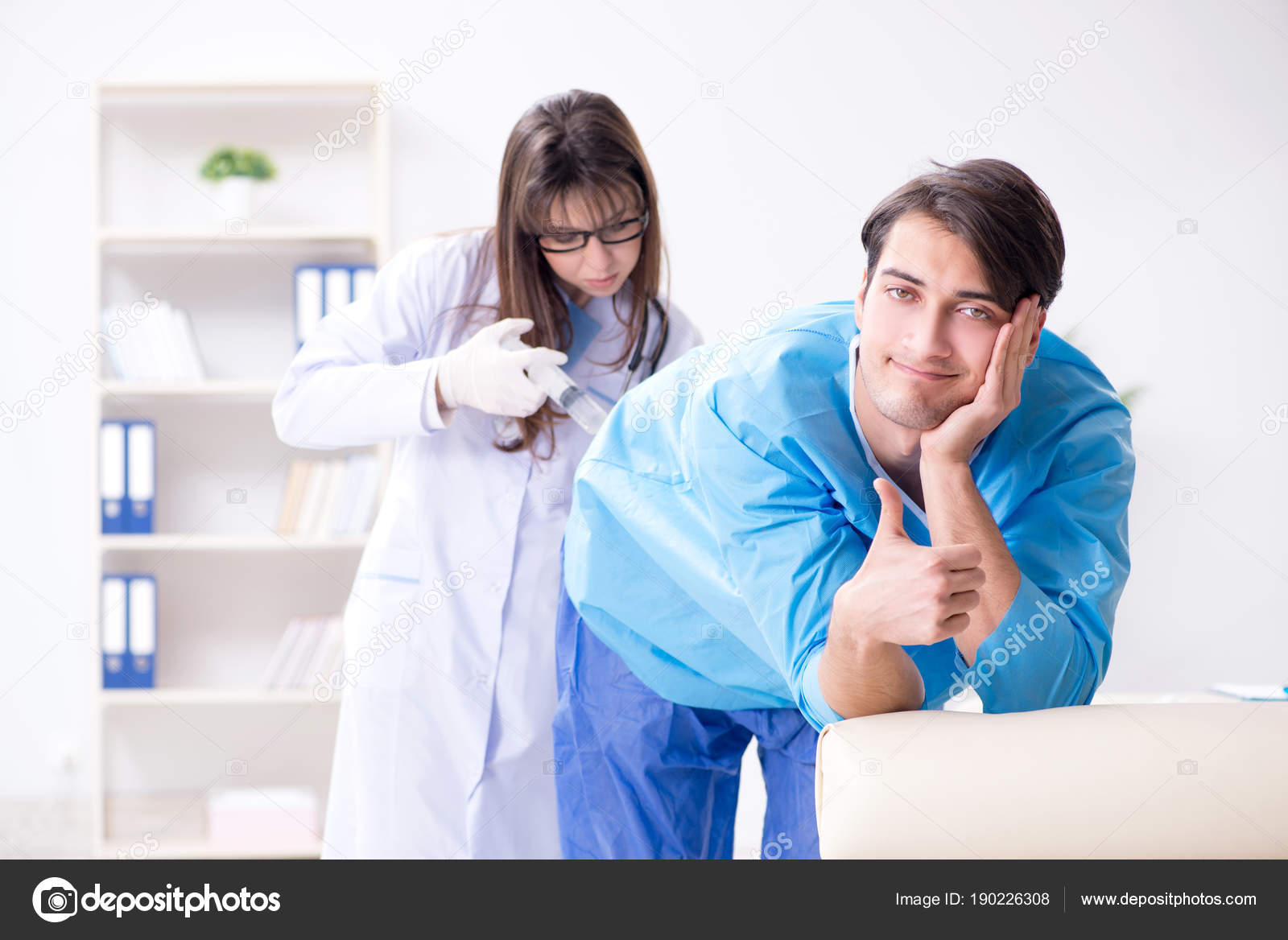 尻注射 面白いです男取得準備のためにお尻注射 — ストック写真 © Elnur_ #190226308