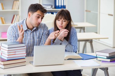 Sınıfta oturan ve okuyan öğrenciler