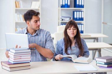 Sınıfta oturan ve okuyan öğrenciler