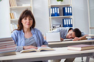 Sınıfta oturan ve okuyan öğrenciler