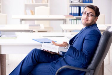 İdari eğitim konseptinde kitapla iş adamı