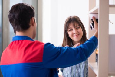 Müteahhit eve güvenlik kamerası yerleştiriyor.