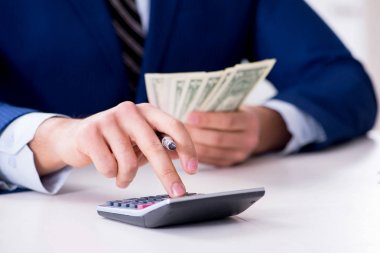 Ofiste hesap makinesiyle dolar hesaplayan muhasebeci