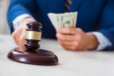 Avukat rüşvet olarak para alıyor