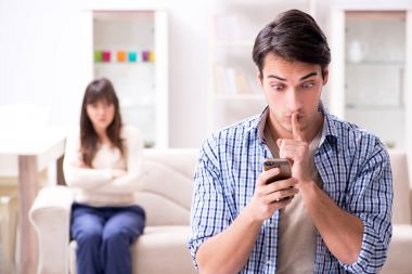 Evde birbirini aldatan bir çift.