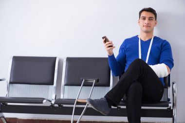 Çaresiz bir adam beş parasız hastanede randevusunu bekliyor.